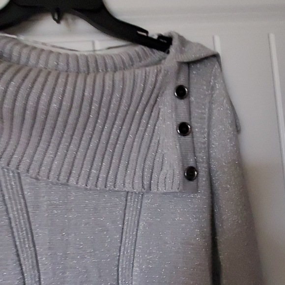 Beautiful sweater. - Picture 2 of 4